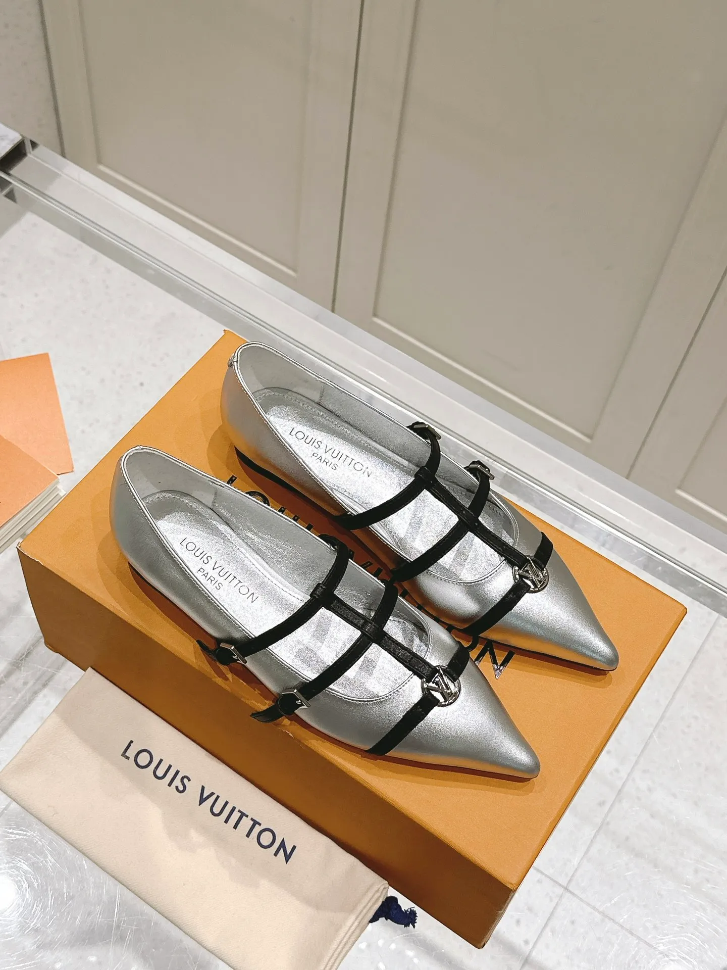 👟👟Ex-factory price 680👟👟 L V➕ Murakami Takashi co-branded series top quality louis vuitton ss25 new arrival～ LV.2025 spring and summer series｜new pointed toe high heels🆕 The small pointed toe of the eagle is matched with a hollow leather strip and a small square buckle to adjust the tightness, and the LV hardware "logo" is embellished, and the details and texture are particularly high-end! The sharp styling effect is a visual feast💯It is difficult to conceal the elegant temperament of LV. It is easy to wear, comfortable, sexy and exquisite ~ Grade A sheepskin lining is soft and breathable. The genuine leather outsole imported from Italy is easy to wear and will not tire your feet. Size: 35-40 (41 customized items are non-refundable)